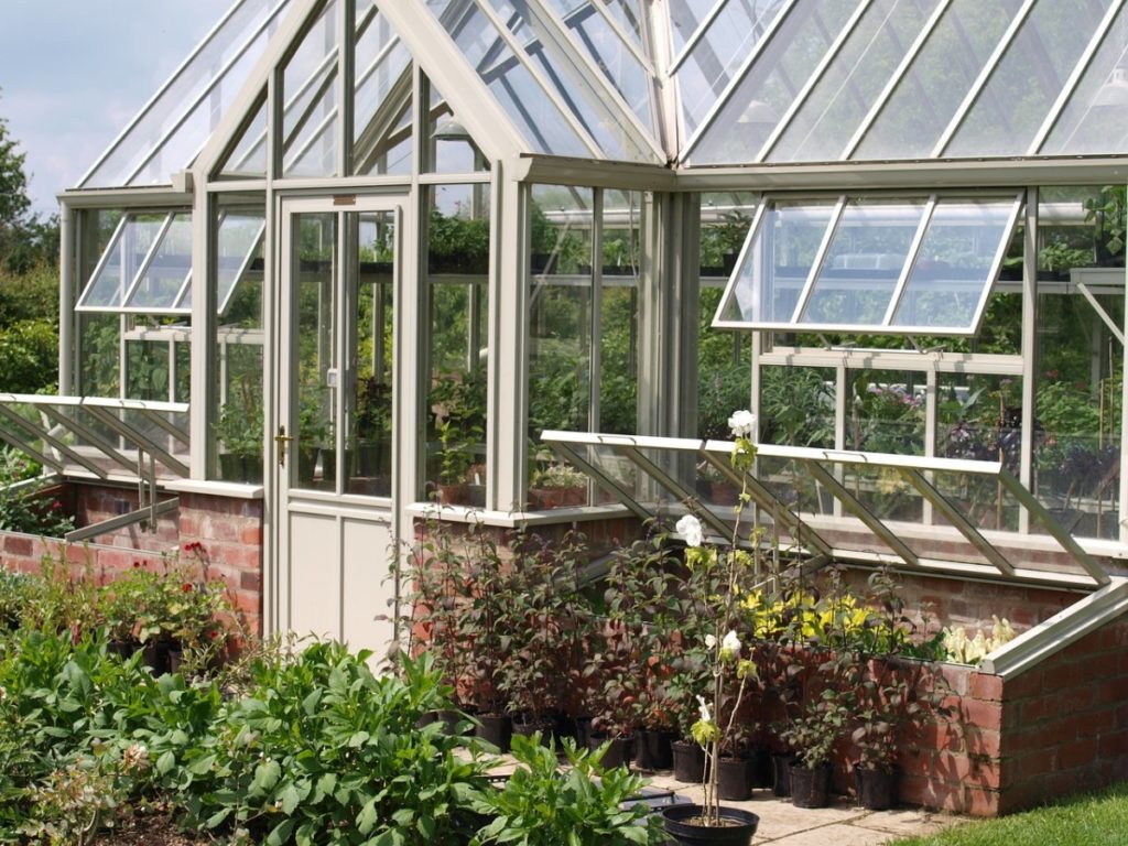 How to Heat a Greenhouse With Solar Panels - Energy Warden