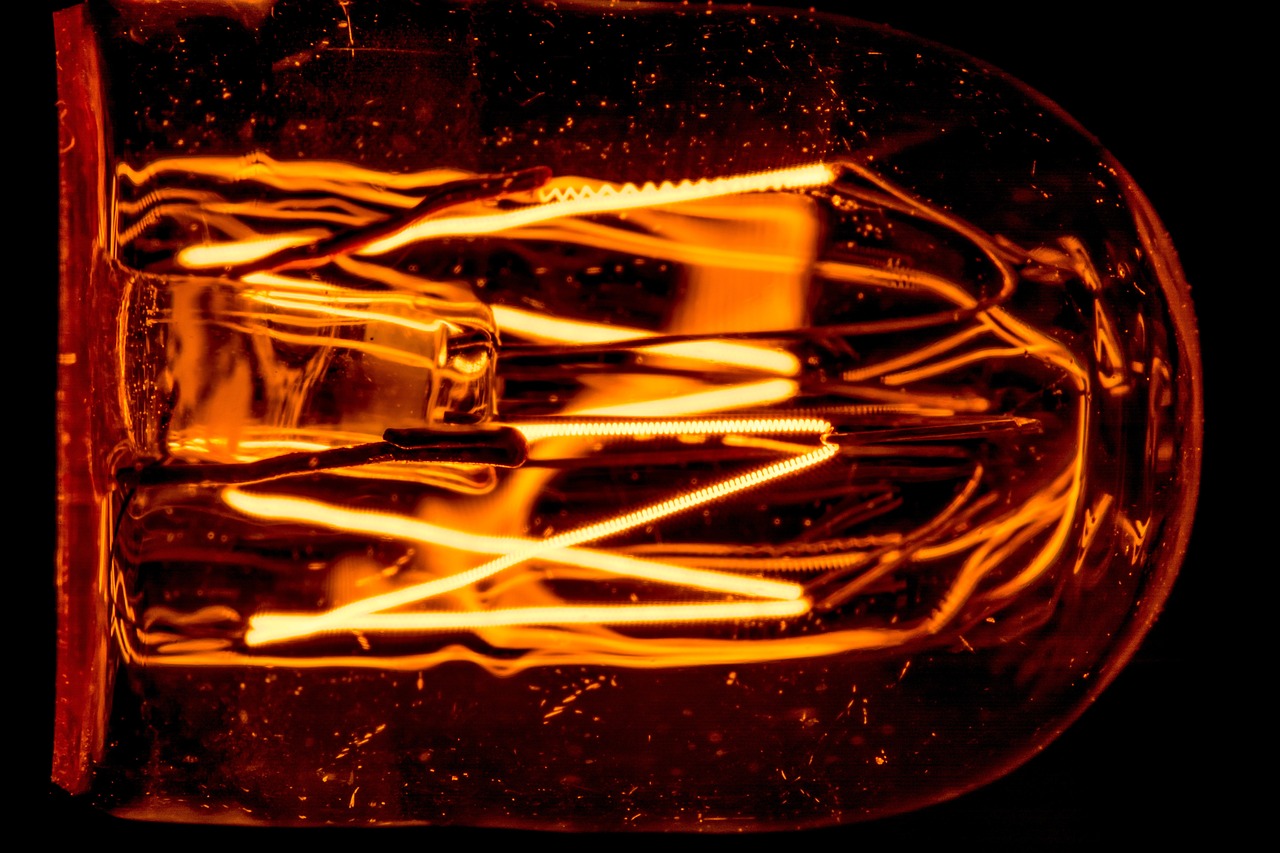 Glow lamp